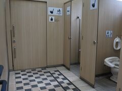 専用トイレの他、一般用にも身障者用が設置されている。
