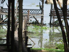 トンレバティ湖で料理の予約をします。
※予約をしておかないと、名物料理の鶏の丸焼きに時間がかかるようです。ガイドさんの心配りに感謝です。