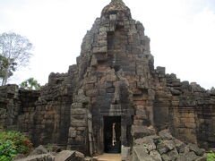ミニアンコール（プレアンコール）の遺跡です。アンコールワットには行った事ないですが、これが大きくなった感じかしら？
夫はアンコールワットには行った事あるのですが、喜んでいましたから、アンコールワット経験者でも、楽しめるんだと思います。動物園、水上レストランと、近くにはお楽しみ場所ありますからね。


「ワット・タ・プローム」
１２世紀にジャヤバルマン７世によって建造されたバラモン教と仏教の混合寺院。世界遺産アンコールワットよりも前に建立。