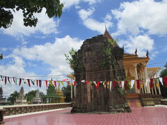 続いて、ワット・ジェイポーです。素敵な場所です。タプローム寺院横にある小型遺跡です。

砂岩作りの遺跡の裏手に巨大な現代寺院。このバランスが面白い。
遺跡と後ろのピカピカ建物の組み合わせはワット プノン タマウも同じですね。

ワットプノンタマウは現地の信心と密着していますが、こちらはしっかりと観光地です。