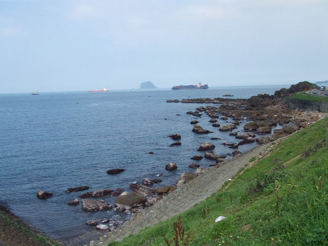 萬里<br /><br />基隆から、野柳へ向かう途中にある紺碧色の海<br /><br />アクセス<br />・台北から車で40分くらい<br />・淡水から淡水客運、基隆客運バスで基隆行き、萬里で下車、徒歩で萬里漁港 。