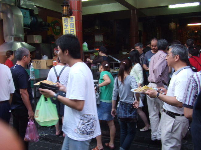 食べ物を買って、座る場所を探しています