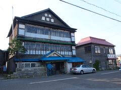 １２：３０頃無事増毛駅到着
駅前にはあの「風街食堂」が立っていました　隣の味わいのある木造３階建ての旅館は営業していません