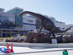 福井駅前には巨大な恐竜がいるらしい!と事前に調べていたので、乗り換えのわずかな時間を使って駅の外に出てみたところ…。

ギャー!　本当に巨大だ～!　後ろの現代的な駅舎ビルとのコントラストが何とも言えません(笑)。