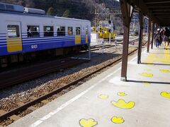 勝山永平寺線に乗り、約1時間で終点の勝山駅に到着。

恐竜博物館の最寄り駅という事もあり、駅のホームには、恐竜の足跡が。　ほっこりします。