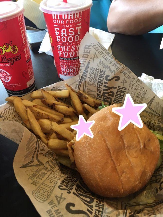 ティディーズ・ビガー・バーガー！<br />食べかけでスミマセン。。。<br />肉汁タップリ、ボリュームタップリで大満足〜。タロさんは、野菜がイヤでポテトのみいただいてました。