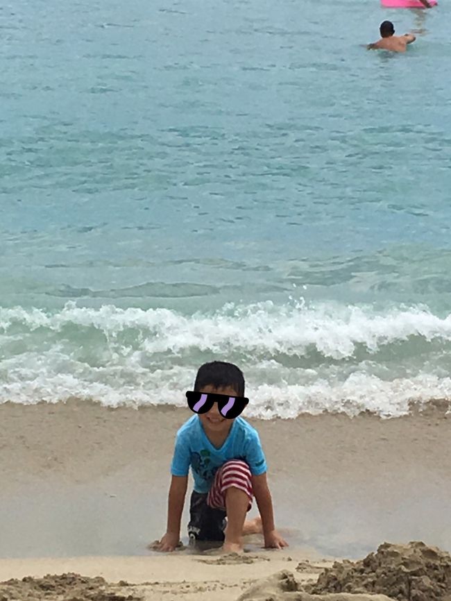 途中、波遊び＆砂遊びに没頭し、ずぶ濡れの砂だらけσ(^_^;)<br />着替え持ってて良かった〜！<br /><br />お部屋ができたと１４時過ぎにメール。<br /><br />アウトリガーリーフを過ぎた辺りの小道の陰で、タロさんコソコソと着替え、ＤＦＳからピンクトロリーで宿へ戻りました。