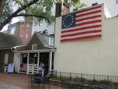 最初の星条旗（13州の星とストライプ）を縫ったとされるベッツィ・ロスの家。