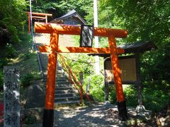 源泉神社。近くに足湯あり。隣には名水が飲めるスポットもあったようです。見逃したけど。。