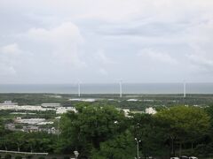 静岡カントリー浜岡コース＆ホテルでゴルフの前泊。高台にあり、海、緑、風車がよく見えます。原発もちらり。

