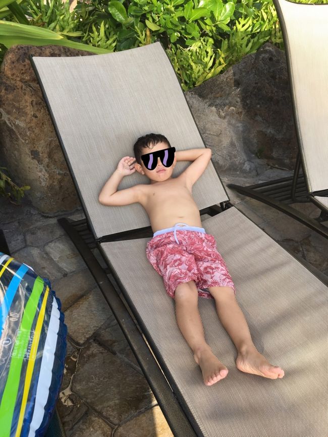 タロさんも時々休憩。<br /><br />プールの後は、またまたアラモアナへ。<br />白木屋で$１ビールとおつまみ買って、ちょいと一杯。これがハワイでの日課であります！<br />タロさんは、今日は醤油ラーメン($１０くらい)を食べました。<br /><br />そして、またまたガーリックシュリンププレートをTO ＧＯ。昼間買った、COCO COVEの オイスターアヒポキとワサビ醤油アヒポキ、ビールと共にいただきました。<br />タロさんは、日本から持参したトミカ達を走らせて遊んでました。<br /><br />写真少な！<br /><br />さぁ、明日はなにしましょうか〜。<br /><br />つづく