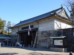 名古屋城の本丸御殿が完成したと何かで見たので、友人とのランチ前に寄ってみることにしました。