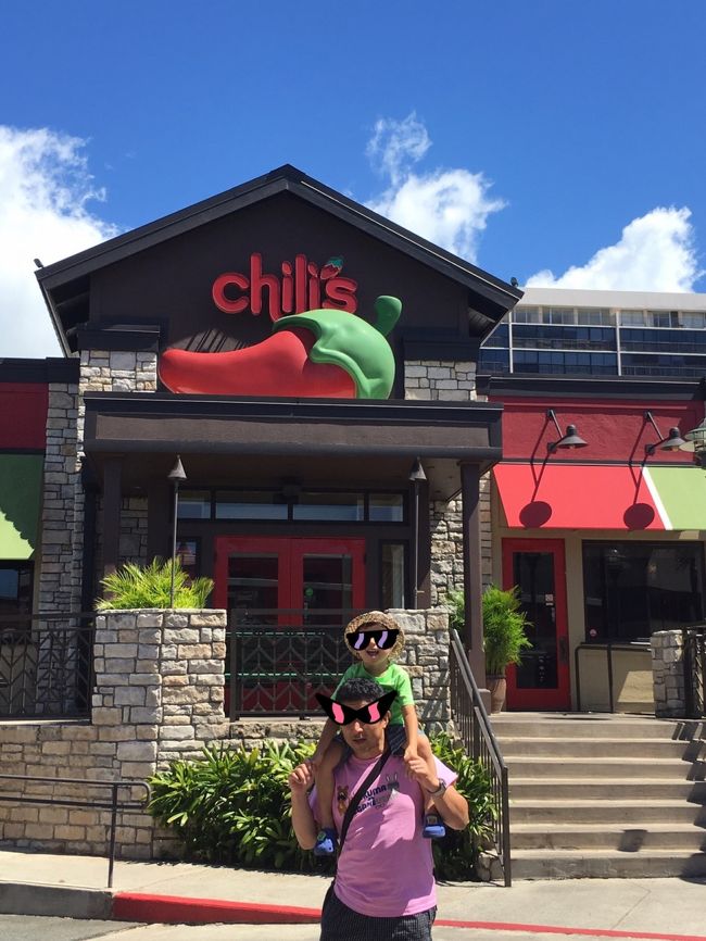 カハラモールのchili'sの看板が可愛かったので、パチリ。