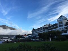 訪れたのは、ノルウェーの王室御用達のホテルウレンスヴァン
目の前にフィヨルドが広がり、雲が漂い、夢の中のような景色です。
この写真は、翌朝のホテルの庭からの写真。
