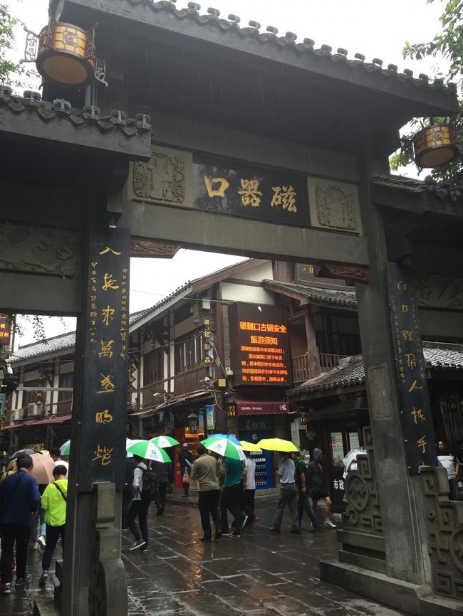 雨にも関わらず、たくさんの観光客で賑わってます。