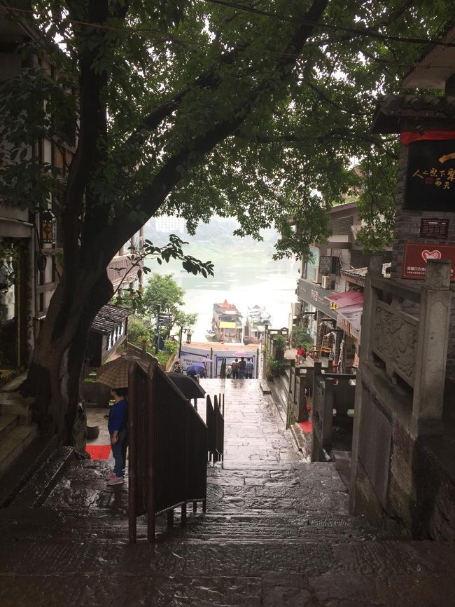 港へ下りる坂道。港は修理中でした。