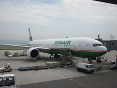 ９/１６（金）　関西空港発ＢＲ１３１便、１３：１０にて台北へ向かいます。

エバー航空のＢ７７７－３００ＥＲ型機、機体がエバーグリーン色で判り易くて好いです。
十数年ぶりの搭乗にわくわく気分です！。

＊詳細はクチコミでお願いします。