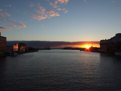 釧路の幣舞橋で夕陽を見ます。
かなり涼しいので上着が必要です。