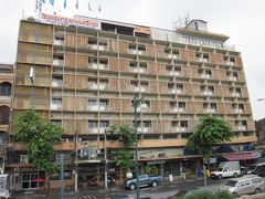 ９/２０（火）　バンコク・ドムアン空港に到着。

空港前のバス停から＃２９赤バスで中央駅へ向う?、途中から激しいスコール！、１時間程度で終点ファラポーン駅に着きました。

本日から２泊はいつもの宿「シークルンホテル・京華大旅社」、チェックインはパスポートを見せて確認で終了。

＊詳細はクチコミでお願いします。