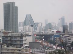 ホテルに戻りましたがそのまま屋上に出ました。

雨もやで薄っすらとした夕暮れに成ってしまいましたが、ラーマ４世通りはラッシュアワーのようですね！。
バンコクのラッシュアワーは凄いからね！！。