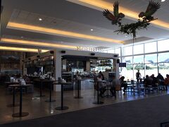 クイーンズタウンの空港内。コーヒーを飲んでルートの再確認をして出発です。


