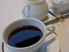 コーヒー（又は紅茶・ミルク）は食前食後、持ってくるタイミングを聞いてくれる。
「ザ・フジヤ」のような、「お代わりはいかがでしょうか？」はなかった。