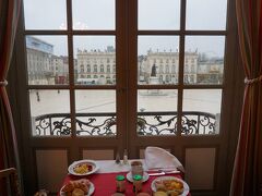 グランド ホテル ドゥ ラ レーヌ
Grand Hotel de la Reine
スタニスラス広場が見える窓側の特等席に座って、朝食を頂きました。

マリー・アントワネットが、オーストリアから輿入れしてきた時に、パリへ入る前に滞在したという由緒あるホテルにちなんで、「ド・ラ・レーヌ(王妃のホテル）」と名づけられています。