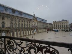 世界遺産 スタニスラス広場
ナンシー市庁舎方向を見たところです。あいにく、上部の銅像が並んでいる部分が修復中でした。