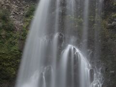 最初に訪れたのは、善五郎滝。落差２１メートル
