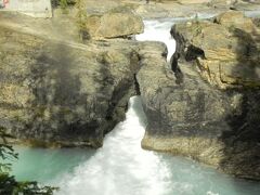 自然の水の勢いで橋がつくられる。