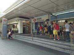 ＭＴＲ東涌駅。ホームは大混雑です。まさかみんなロープウェイ？