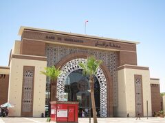 [Gare de Marrakech　マラケシュ駅]

鉄道でマラケシュ入りした方が『すごく綺麗でびっくりした』とおっしゃっていたので
ドライバーさんに「写真だけ撮らせてー」と寄り道してもらいました。

たしかに旧市街ようなカオスを想像してこの駅に着くと、近代的な美しさに驚くはず。
すぐ近くにマクドナルドやケンタッキーがある他、
車で5分程の所にルイヴィトンもあり、国際都市である事を認識します。