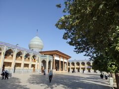 【Shah Cheragh 廟】シラーズの街、特に旧市街の中心にあるのがシャー　チェラーク廟です｡イラン全国からシーア派の巡礼地として多くの信徒が集まってきます。