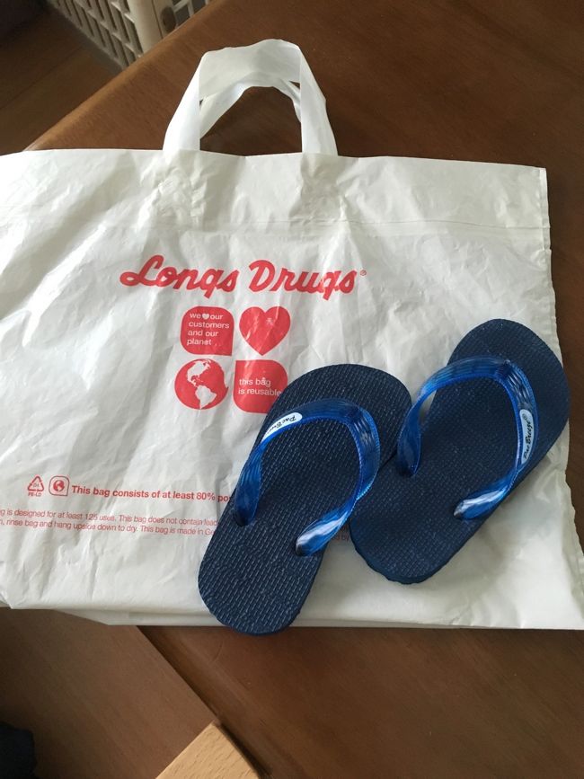 タロさんは、クロックスを日本から持って行ったのですが、やはりプールや海ではビーサンの方がいいようで。<br />でも、ABCやワイキキ界隈のお店には殆どナシ。売っていても$１５くらいして…高っっ！<br />日本なら１００均で売ってるのに…と買わずにいました。<br />見つかって良かった〜☆<br /><br />あ、「金髪美人カレンダー」の写真はありません、悪しからずm(._.)m<br /><br />メンバーズカードを作ろうと思っていたのに、レジの人が隣のレジにいたローカルのお客さんのカードで会計してくれちゃいましたσ(^_^;)<br />カード作りそびれ…<br /><br />買い物もそこそこに、トロリーの時間になりそうだったので乗り場へ。<br />次は、タロさんパパが行きたかったお店へランチに行きまーす。