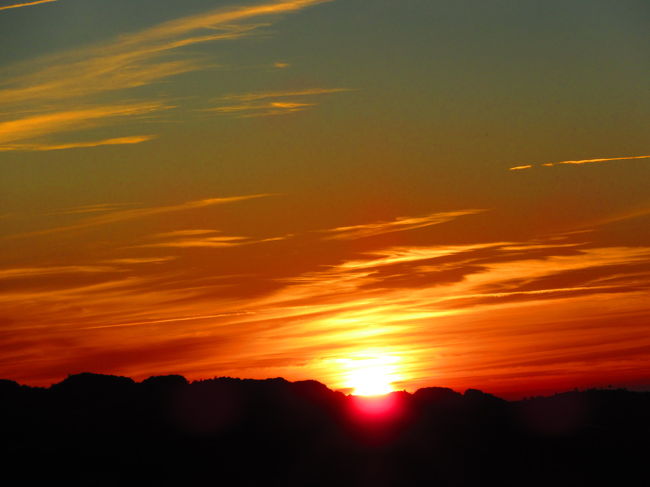 ゆっくり<br />静かに<br />陽が落ちてゆきます。<br />こんなふうに夕陽が沈むのを見たのは何年ぶりだろう…