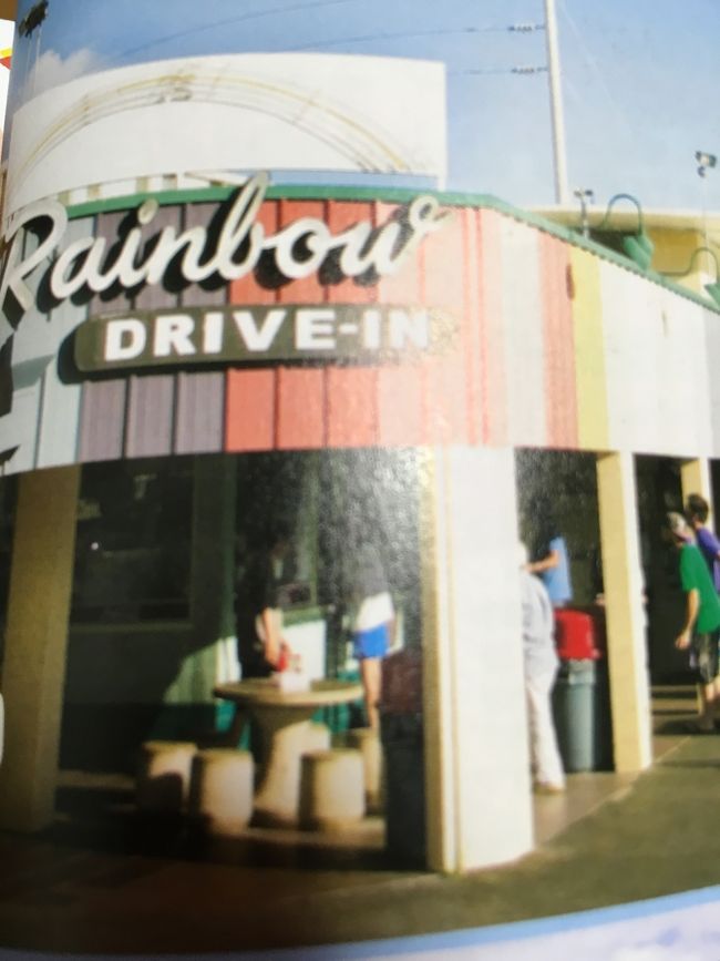 写真、デジカメで撮ってしまい載せられないので、雑誌より転写です。。。<br /><br />レインボードライブイン〜〜！！<br />お昼時に行ったので、ローカルで大混雑。<br />日本人はほとんどいません(１組か２組)。<br /><br />しばし並んで、窓口でオーダー。<br />名前を聞かれるので「タロ」と伝えると「ちょっと待ってね」と。<br />待つ事数分、「タロゥ〜」と呼ばれて頼んだ品を受け取りました☆