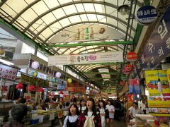 やって来たのは大好きな”広蔵市場(カンジャンシジャン)”。
お腹がすいたので、ここでお昼ご飯にします。