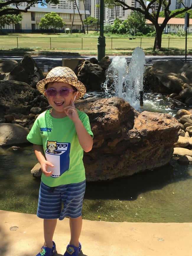 食後は、運動も兼ねてテクテクとワイキキまで<br />歩いて戻ります。<br /><br />タロさんはパパに甘えて、すぐに「抱っこ〜」「肩車〜」です。<br />２ショットはこのスタイルがほとんど。<br /><br />タロさんパパは体型どおりチカラモチなので、１８kgのタロさんをヒョイと抱っこして、平気で歩きます。<br />ママは、抱っこしてもすぐ！ギブアップ。重くてもう無理…<br /><br />カラカウア通りまで降りると、暑さと疲れでギブアップ寸前！<br /><br />サッサとトロリーで宿へ戻り、５時までプール三昧です。