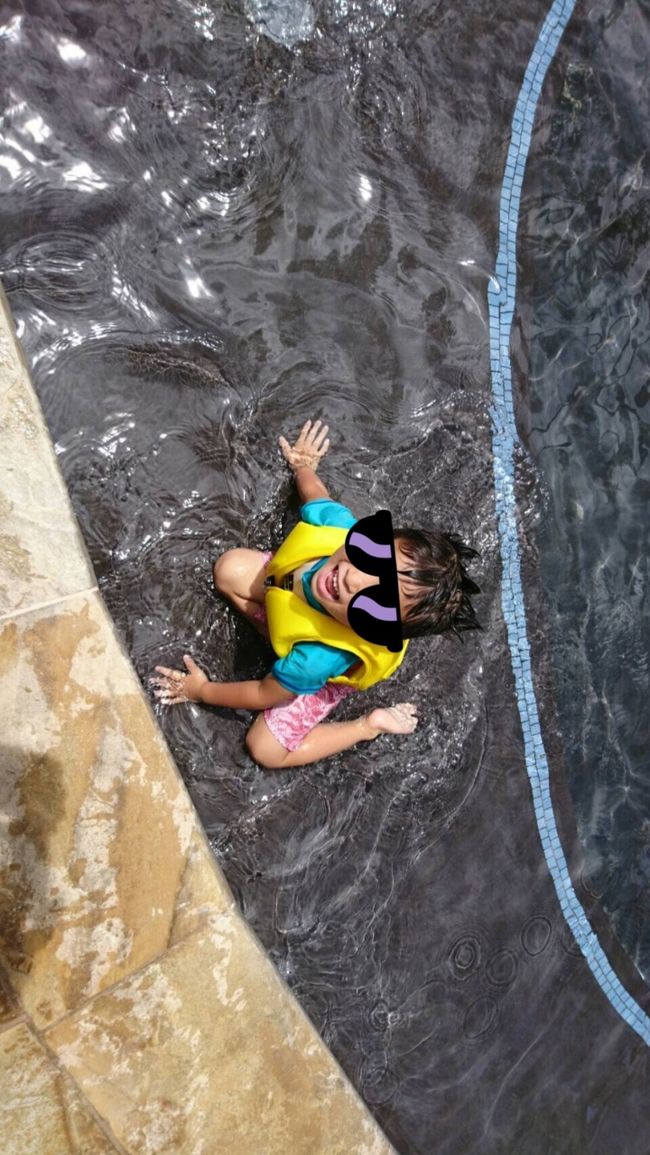 プールの後は、いつもの白木屋…の前に、ドンキホーテへ。<br /><br />チョコレートなんかのお土産を見に行きました。ドンキホーテは楽しいですよね♪<br />タロさんはハイチュウが大好き。<br />ドンキでも買いましたが、日本から輸入された「ハイチュウ」は$２近くするけど、ローカルな「ハイチュウ」は¢９０くらいでした。<br />迷わず¢９０を購入（笑）<br />ローカルな「ハイチュウ」もABCでは$１.８くらいしていたと思います。<br />値段、違いすぎ〜<br /><br />ここで、オイスターアヒポキも購入。