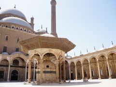 続いてシタデル Citadelへタクシーで向かいます。カイロ最大のイスラム教モスクの Mohammed Aliモスクです。タクシーを降りてここまで来るのに暑い中坂道を登りますので、涼しい時間帯に来ればよかった。