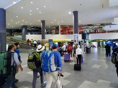 あっとという間にKLIA2駅へ到着。
ほぼエアアジア専用空港と言っても過言ではないこの空港、流石に人が多い。