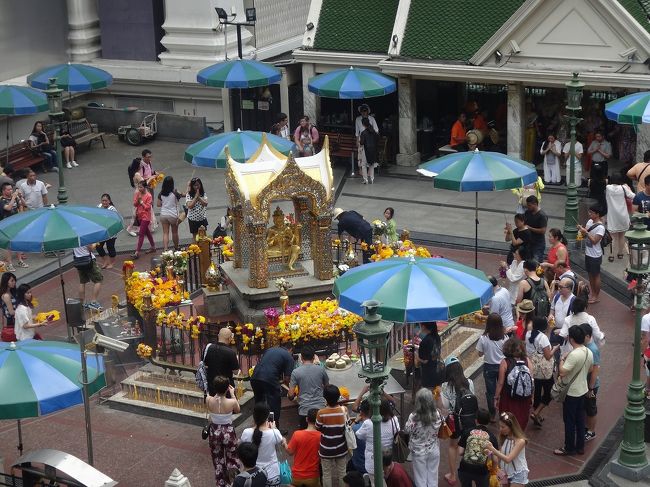 この界隈には、エラワン祠もあり、お花やお線香を捧げる人、舞を奉納する人など、<br />多くの人で賑わっていました。<br />2015年8月に、テロによる爆破があった場所です。