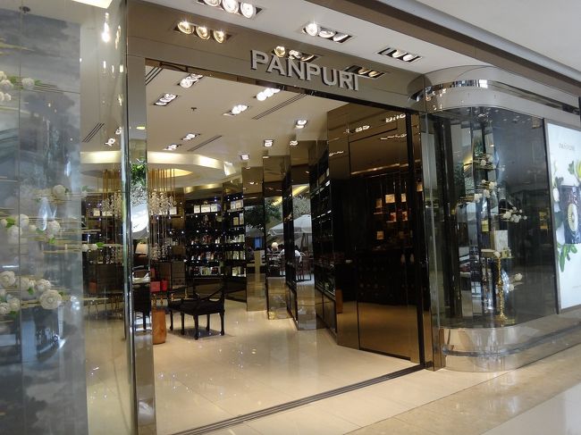 タイのブランド、パンピューリの店もありました。<br /><br />フランジュパニ（プルメリア）やジャスミンなど、<br />トロピカルな濃厚な香が特徴的。<br />日本ではとても高価なネロリを買って帰ろうと思っていたのですが、<br />やっぱり高かったです。