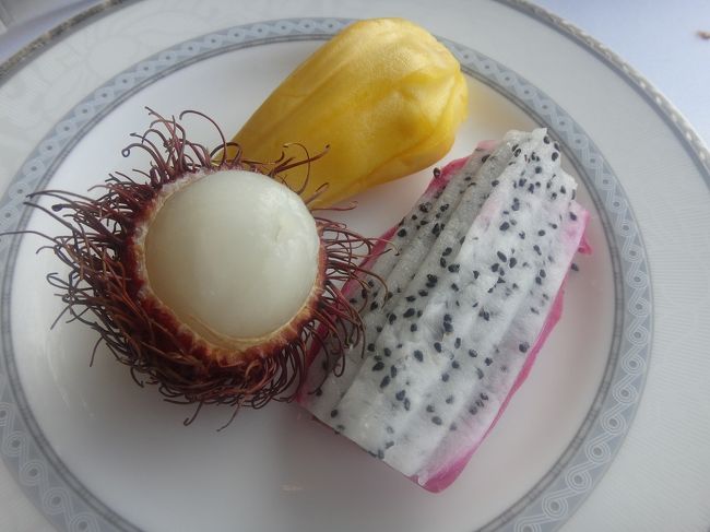 ランブータン、ドラゴンフルーツ、黄色いのは・・・名前失念。<br />