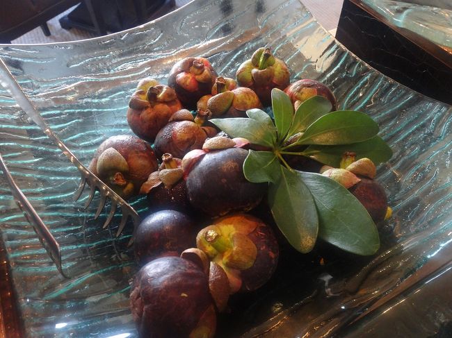 トロピカルなフルーツが一杯あったので、順番に試してみました。<br /><br />まずはマンゴスチン。<br />実は、ラウンジは大変空いていて、ホテルの人もちょっと暇そう。<br />マンゴスチンの皮の?き方を教わりました。