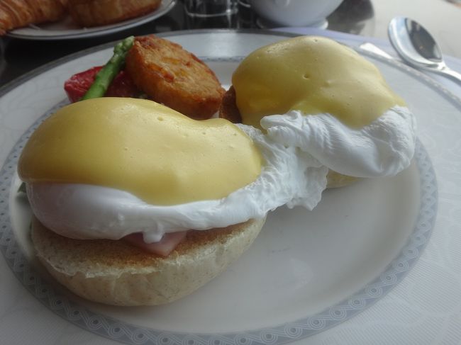 時間は前後しますが、<br />シャングリラホテル滞在の様子も。<br /><br />朝食は、ホライズンフロアのラウンジで。<br />エッグベネディクトをいただきました。