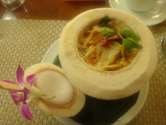 グリーンカレーも、ココナッツの器に入れると、<br />なんだか辛くなさそうに見えます。<br /><br />（味は辛い）