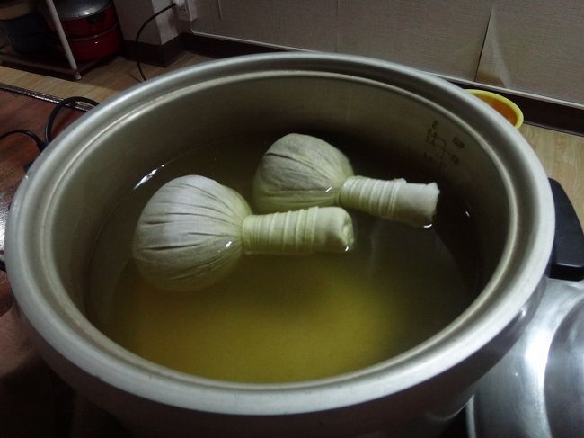 女性の施術師さんで「ハーバル・コンプレックス」を予約。<br />薬草のエキスをたっぷり含ませた熱いハーブボールを使います。<br /><br />電気コンロの上でお湯をわかし、<br />バーバルボールをしっかり温めながら、マッサージに使います。<br />ぐいぐいと押しながら移動。いい気持ち！