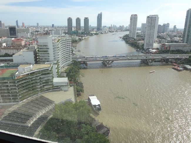 ホテルの部屋からの眺め。<br /><br />チャオプラヤー川の流れが一望できますが、<br />日中は、濁った水の色で「きれいな景色」とはいえません。<br />でも、下流域が遠くまでずっと見渡され、なんだか気持ちいい。<br />網の目の用な運河が張り巡らされているエリアです。