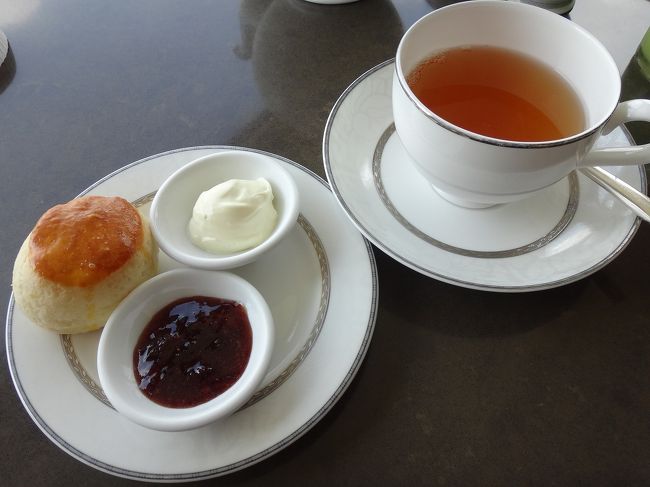 お部屋で一息ついたら、アフタヌーンティーのはじまりの時間。<br /><br />ラウンジへ行ってみました。<br />きれいな水食の紅茶と、<br />焼きたてのスコーン、濃厚なクロテッドクリーム、香の良いジャム。
